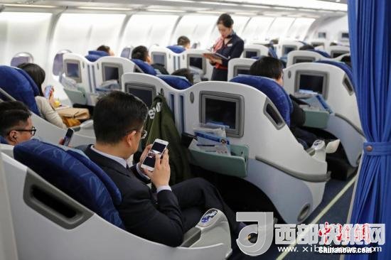 在東航MU5137航班上，旅客全程在飛行模式下可以使用手機(jī)。殷立勤 攝
