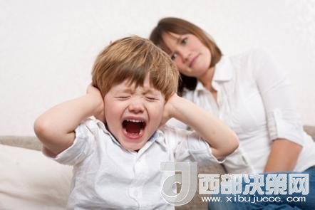 這時(shí)孩子可能會(huì)一直哭，甚至觀察父母的反應(yīng)。父母這時(shí)候可以讓他哭，哭累了自然就會(huì)停下，要讓孩子明白“鬧起來沒道理我不會(huì)心疼你”。
