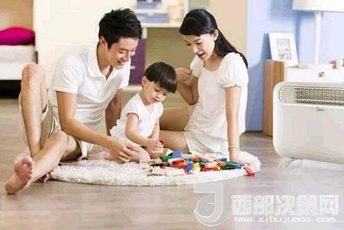 兒童時(shí)期，孩子好奇心強(qiáng)，喜歡“打破砂鍋問到底”、“探究性拆東西”、“自言自語做游戲”。這些聽似好笑，看似頑皮的言行舉止，恰恰就是孩子創(chuàng)造火花的閃現(xiàn)。心理學(xué)家鄧斯克認(rèn)為，小孩子在游戲中的“假裝”會(huì)大大促進(jìn)他們的發(fā)散思維。