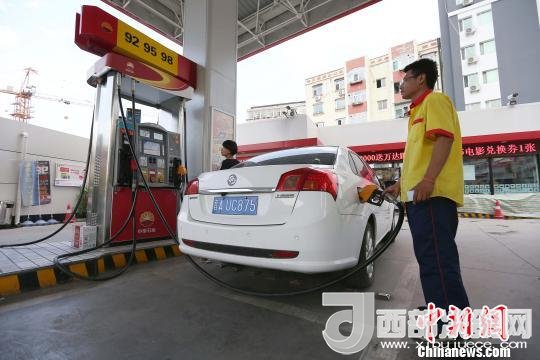資料圖：山西太原，加油站工作人員正在給車輛加油?！堅?攝