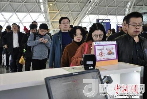 圖為旅客等待進(jìn)入客艙?！慰∶?攝