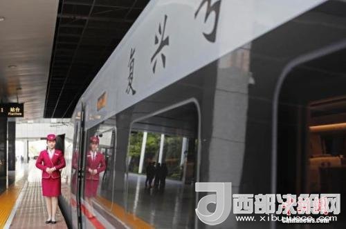 資料圖：4月10日，列車員在“復(fù)興號”列車旁迎接旅客的到來。 <a target='_blank'  data-cke-saved- >中新社</a>記者 殷立勤 攝