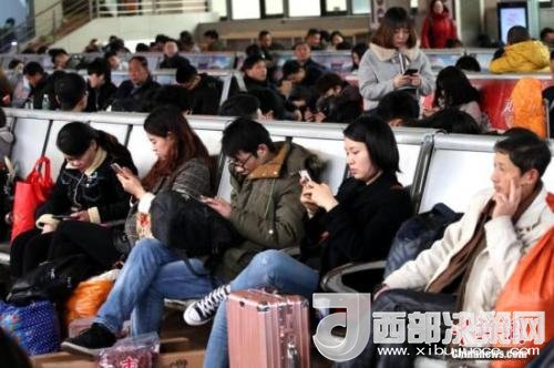 資料圖：移動(dòng)互聯(lián)網(wǎng)時(shí)代，旅客都拿著手機(jī)打發(fā)時(shí)間。<a target='_blank' >中新社</a>記者 王中舉 攝