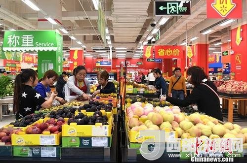 資料圖：民眾在超市選購水果。<a target='_blank'  data-cke-saved- >中新社</a>記者 俞靖 攝