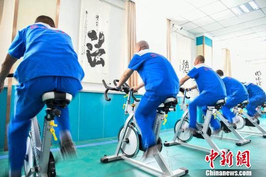 山西省戒毒人員正在進(jìn)行身體鍛煉?！⊥踅ㄜ?攝
