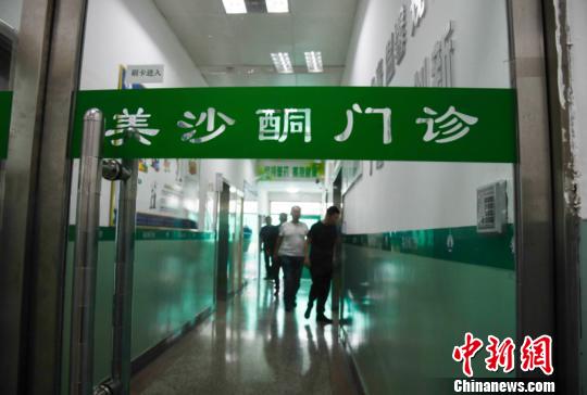 有數(shù)據(jù)顯示，十年來，山西省司法行政戒毒系統(tǒng)累計(jì)收治戒毒人員總數(shù)6萬余人。截至目前，在冊強(qiáng)制隔離戒毒人員、自愿戒毒人員、戒毒康復(fù)人員、美沙酮維持治療人員共1.2萬余人?！⊥踅ㄜ?攝