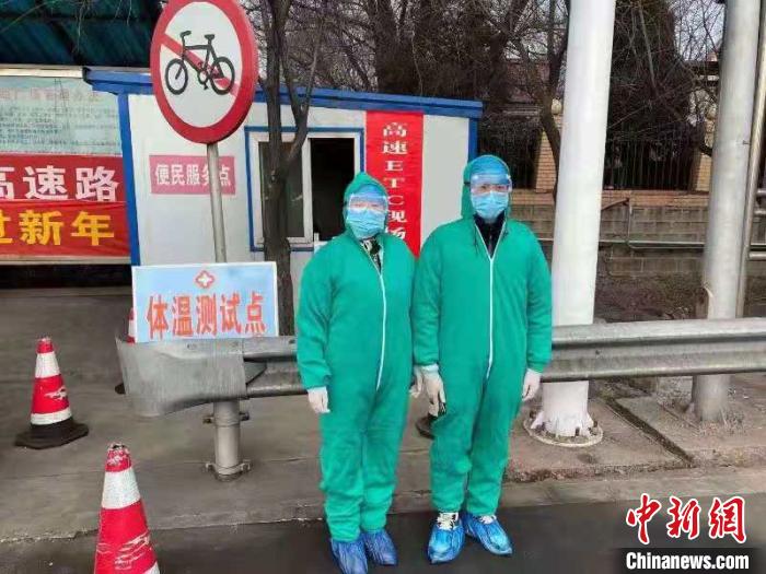 鄉(xiāng)鎮(zhèn)衛(wèi)生院和社區(qū)衛(wèi)生中心工作人員排查發(fā)熱患者?！〗樾菔嗅t(yī)療集團供圖 攝