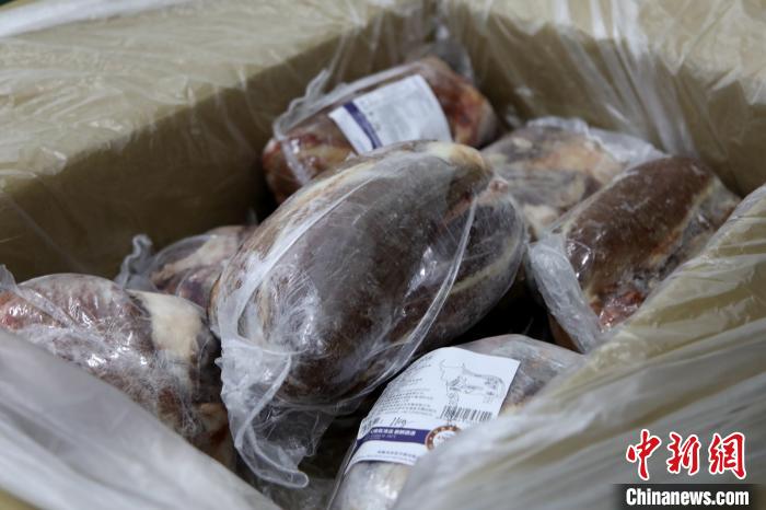 當雄縣援鄂物資中的牦牛肉，圖中的為腱子肉，是牦牛肉中的“極品”?！‘斝劭h 供圖 攝