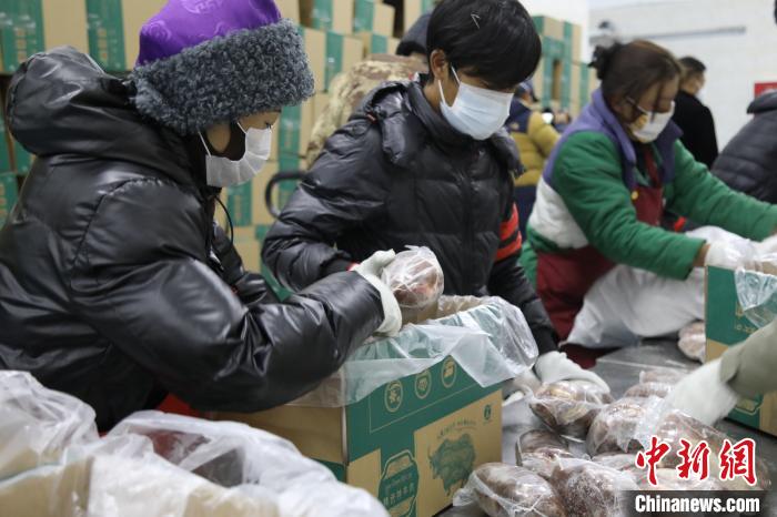 當雄縣民眾打包當地的特產，“有身份證”牦牛肉?！‘斝劭h 供圖 攝