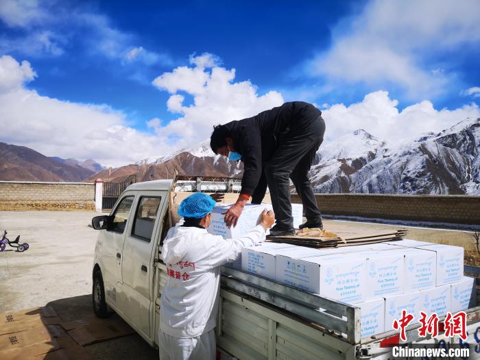 圖為工作人員搬運物資。堆龍德慶區(qū)宣傳部供圖
