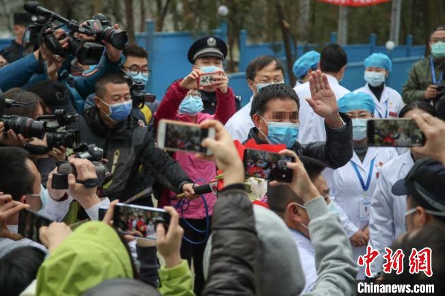 圖為貴州省最后一名新冠肺炎確診患者從貴州省將軍山醫(yī)院出院，患者與眾人揮手告別?！■暮陚?攝
