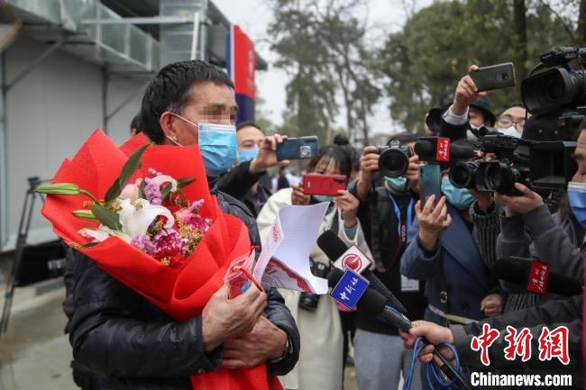 圖為貴州省最后一名新冠肺炎確診患者從貴州省將軍山醫(yī)院出院，患者接受媒體采訪?！■暮陚?攝