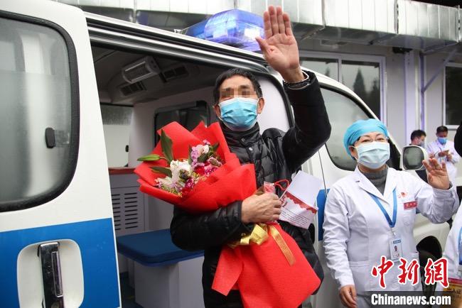 圖為貴州省最后一名新冠肺炎確診患者從貴州省將軍山醫(yī)院出院，患者與眾人揮手告別?！■暮陚?攝