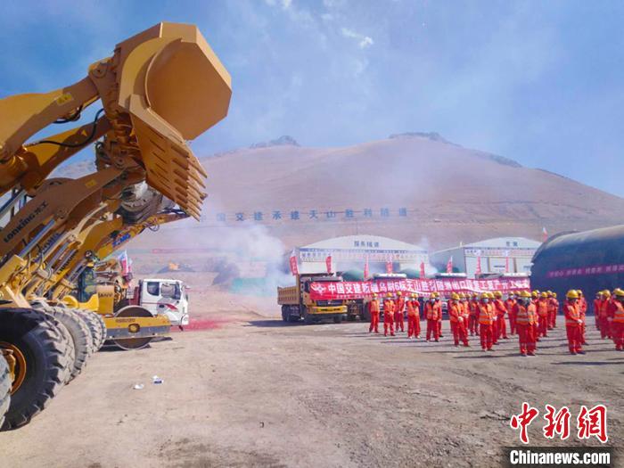 備受國(guó)內(nèi)外關(guān)注的G0711線烏魯木齊至尉犁高速公路建設(shè)項(xiàng)目天山勝利隧道復(fù)工“進(jìn)行時(shí)”?！￡悇︼w 攝