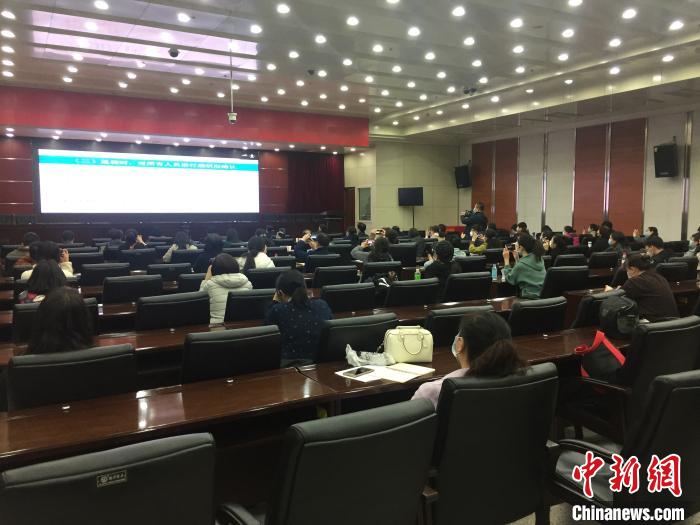 山西選派554名疫情防控指導(dǎo)員駐校指導(dǎo)高三年級(jí)開(kāi)學(xué)疫情防控?！「呷鸱?攝