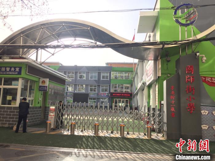 校門口設(shè)置臨時等候區(qū)，區(qū)域四周5米為禁行區(qū)?！「呷鸱?攝