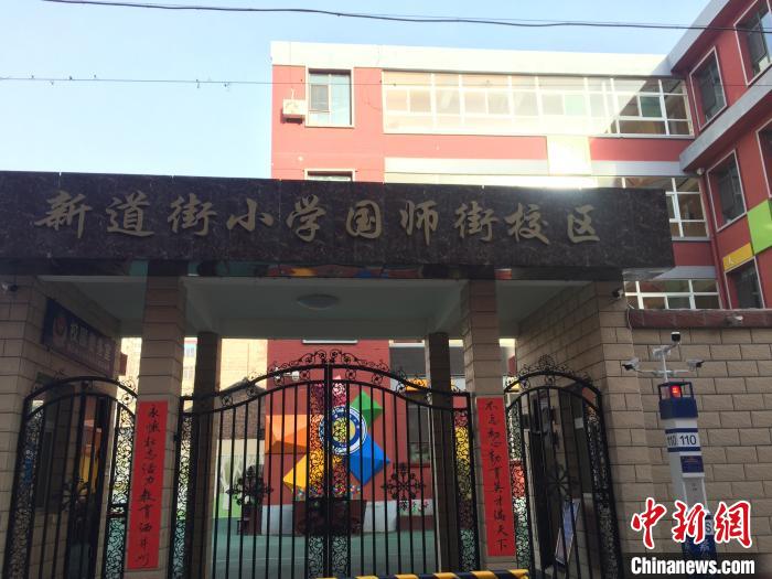返校學(xué)生要到指定校門口報到，入校時需佩戴口罩，并進行身份核驗、實名登記、體溫檢測。　高瑞峰 攝