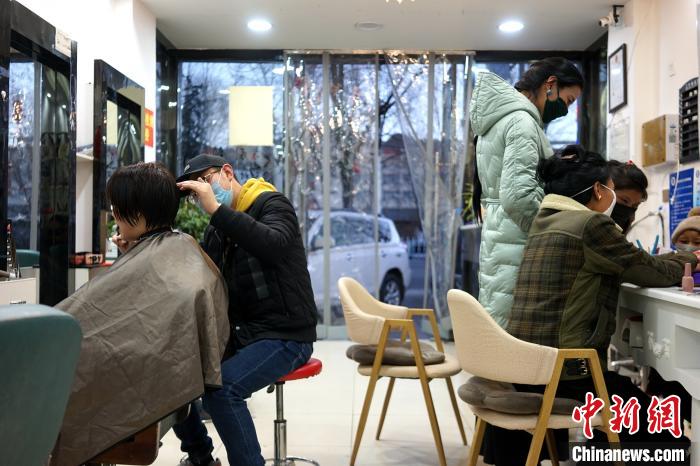 拉薩市民在一美發(fā)店理發(fā)、美甲。　江飛波 攝