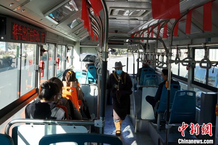 拉薩市民生活如常，圖為民眾戴口罩乘坐公交車?！〗w波 攝
