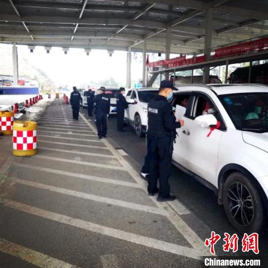 圖為云南一邊境檢查站防控疫情同時嚴(yán)防境外毒品滲透?！≡颇鲜」矎d供圖 攝