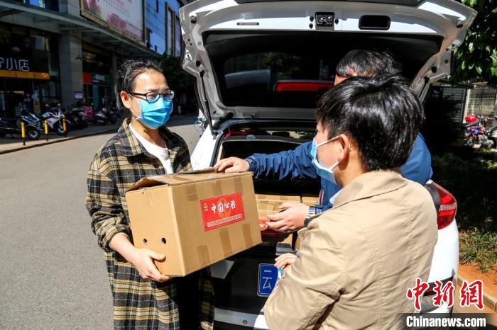 圖為昆明支援湖北醫(yī)護(hù)人員家庭收到“暖心蔬菜”。云南省委統(tǒng)戰(zhàn)部供圖