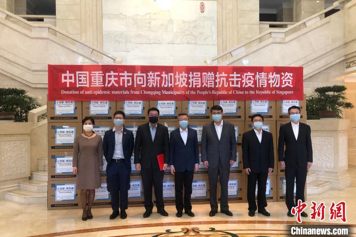 圖為捐贈方與接收方代表合影留念。　劉相琳 攝