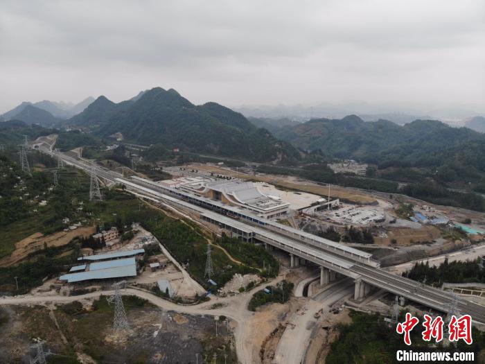 貴州省首條城際高速鐵路——安六鐵路開始聯調聯試。中國鐵路成都局集團公司供圖