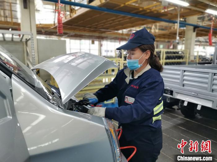 在滿足國外市場供應的同時，成功汽車也緊盯國內(nèi)市場，拓渠道保銷量。　高飛 攝