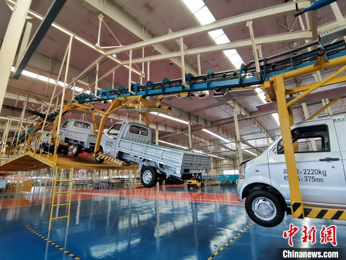 成功汽車是山西省重點轉(zhuǎn)型項目，擁有國內(nèi)先進的零部件、發(fā)動機整機自動裝配和發(fā)動機生產(chǎn)線、實驗線，還有國際一流的工業(yè)機器人?！「唢w 攝