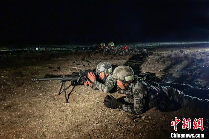 夜間狙擊手摧毀敵探照燈?！∑呀?攝