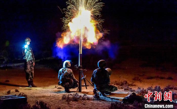 演練中偵察兵在夜間利用迫擊炮摧毀敵輕型裝甲?！」鶘|東 攝
