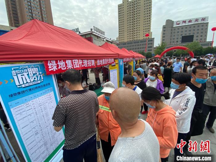 一些知名企業(yè)展臺前，投遞簡歷、咨詢就業(yè)的人絡繹不絕?！∏愊?攝