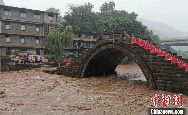 圖為不斷上漲的河水?！≈貞c萬州區(qū)委宣傳部供圖 攝