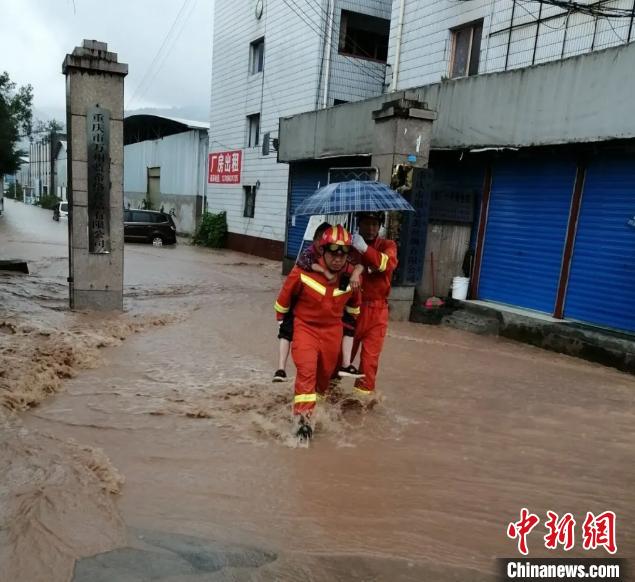 圖為消防救援人員營(yíng)救被困民眾?！≈貞c萬州區(qū)委宣傳部供圖 攝