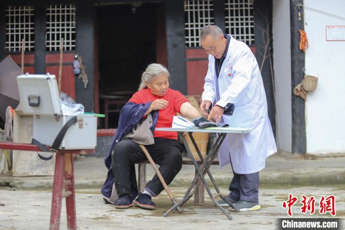 資料圖，貴州村醫(yī)給村民看病?！■暮陚?攝