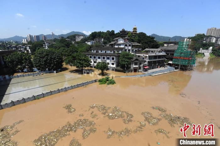 圖為7月27日，嘉陵江重慶段水位持續(xù)上漲，千年古鎮(zhèn)磁器口低洼段已被洪水淹沒。　陳超 攝