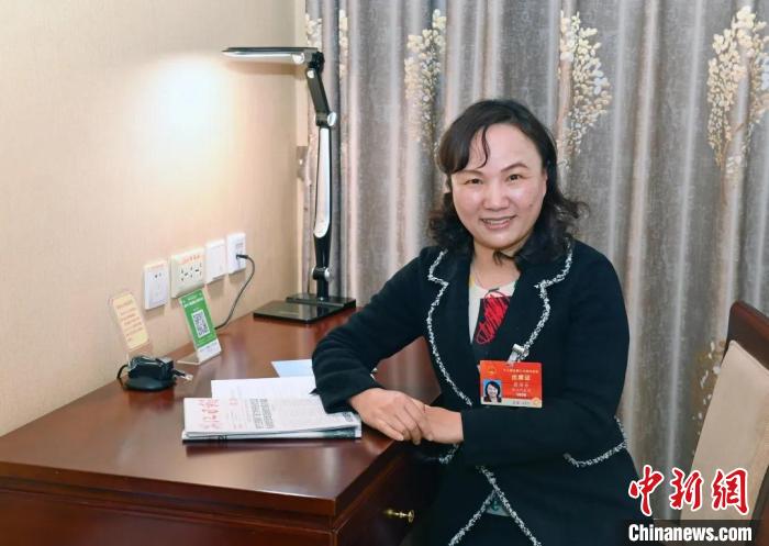 全國(guó)人大代表，浙江省臺(tái)州市椒江區(qū)大陳實(shí)驗(yàn)學(xué)校校長(zhǎng)、黨支部書(shū)記翁麗芬 蔡榮章 攝