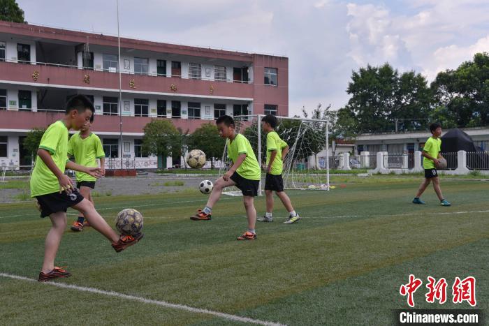 人大代表呼吁篩查防控青少年頸椎、脊柱等健康問(wèn)題